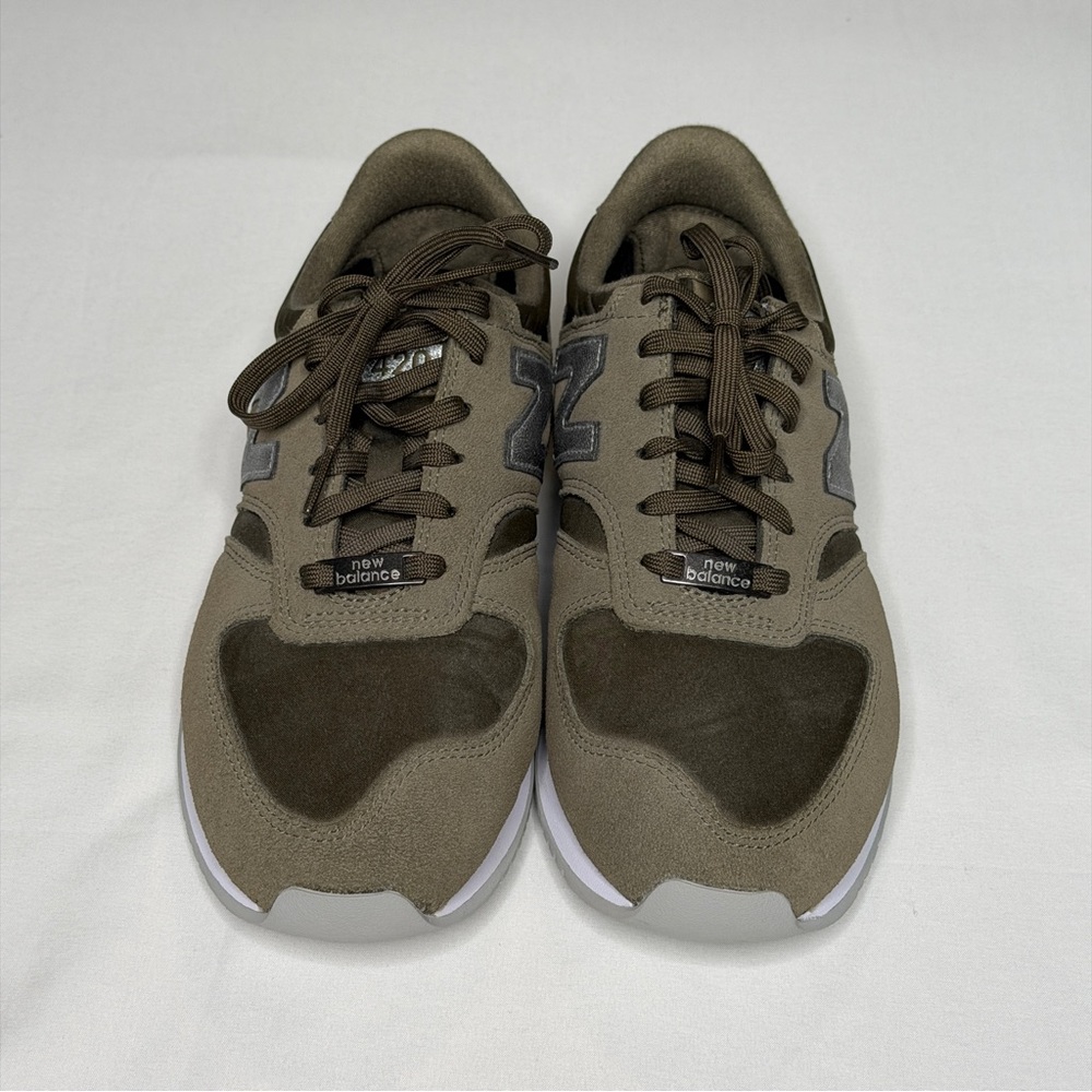 NWOT New Balance 420 Olive Green with Silver casual Sneakers. Women’s Size 8
